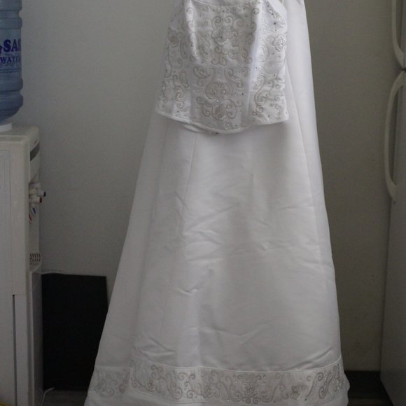 Wedding Dress with Protective Box - Picture 2 of 11